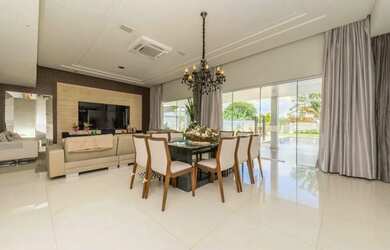 Imagem: A casa possui 4 Dormitórios, 4 Banheiros, 4 Vagas na garagem