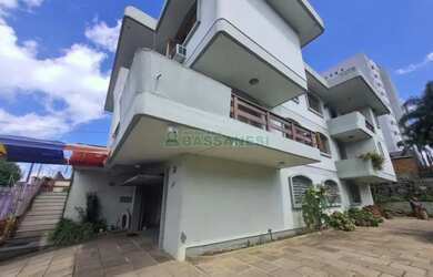 Imagem: A casa possui 4 Dormitórios, 1 Banheiro, 2 Vagas na garagem