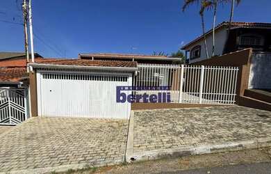 Imagem: A casa possui 3 Dormitórios, 2 Banheiros, 2 Vagas na garagem