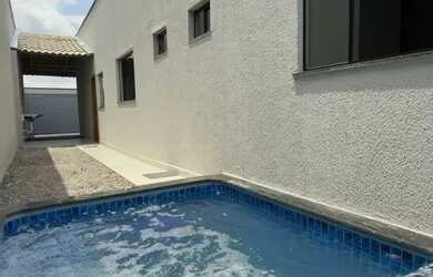 Imagem: A casa possui 2 Dormitórios, 1 Banheiro, 2 Vagas na garagem