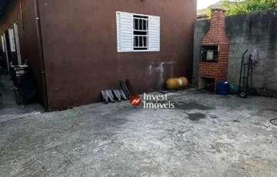 Imagem: A casa possui 2 Dormitórios, 1 Banheiro, 2 Vagas na garagem