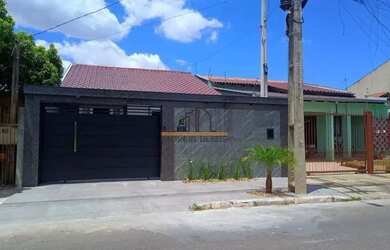 Imagem: A casa possui 3 Dormitórios, 1 Banheiro, 1 Vaga na garagem