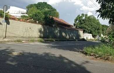 Imagem: A casa possui 2 Dormitórios, 2 Banheiros, 3 Vagas na garagem