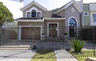 Imagem: A casa possui 3 Dormitórios, 3 Banheiros, 4 Vagas na garagem