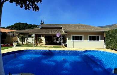 Imagem: A casa possui 3 Dormitórios, 5 Banheiros, 4 Vagas na garagem