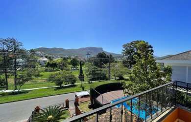 Imagem: A casa possui 3 Dormitórios, 5 Banheiros, 4 Vagas na garagem