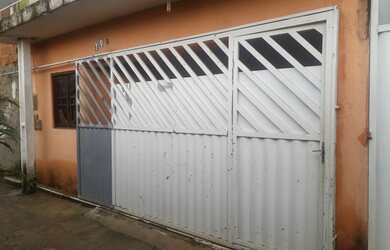 Imagem: A casa possui 3 Dormitórios e 2 Banheiros e está localizado