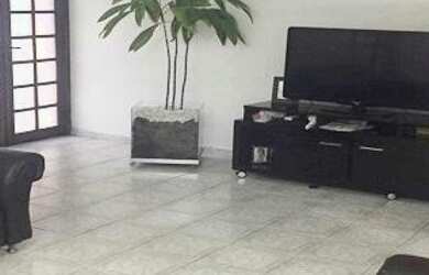 Imagem: A casa possui 4 Dormitórios, 5 Banheiros, 3 Vagas na garagem