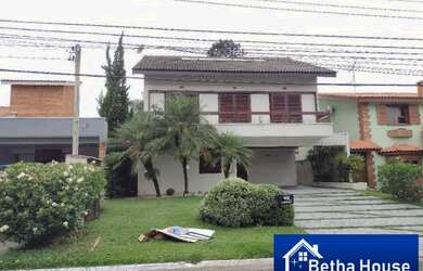 Imagem: A casa possui 3 Dormitórios, 3 Banheiros, 2 Vagas na garagem