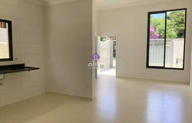 Imagem: A casa possui 3 Dormitórios, 3 Banheiros, 2 Vagas na garagem