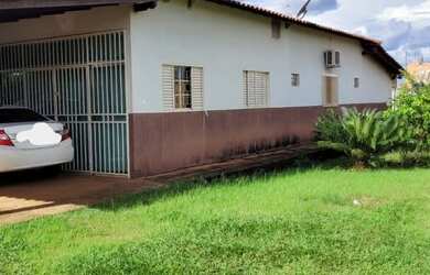 Imagem: A casa possui 2 Dormitórios, 1 Banheiro, 2 Vagas na garagem