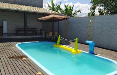 Imagem: A casa possui 3 Dormitórios, 2 Banheiros, 1 Vaga na garagem