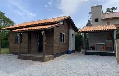 Imagem: A casa possui 2 Dormitórios, 1 Banheiro, 1 Vaga na garagem