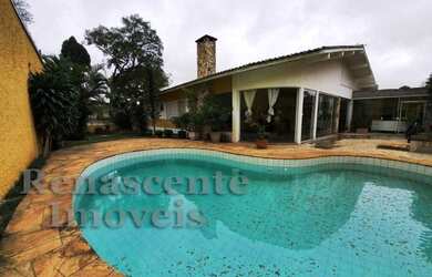 Imagem: A casa possui 4 Dormitórios, 3 Banheiros, 2 Vagas na garagem