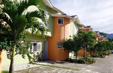 Imagem: A casa possui 2 Dormitórios, 3 Banheiros, 2 Vagas na garagem