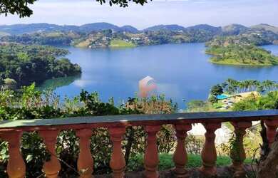 Imagem: A casa em condomínio possui 5 Dormitórios, 4 Banheiros, 4