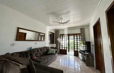 Imagem: A casa possui 3 Dormitórios, 2 Banheiros, 5 Vagas na garagem