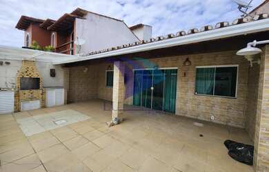 Imagem: A casa possui 3 Dormitórios, 2 Banheiros, 1 Vaga na garagem