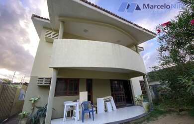 Imagem: A casa possui 5 Dormitórios, 5 Banheiros, 4 Vagas na garagem