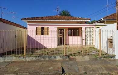 Imagem: A casa possui 2 Dormitórios, 1 Banheiro, 1 Vaga na garagem