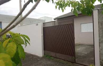 Imagem: A casa possui 2 Dormitórios, 1 Banheiro, 2 Vagas na garagem