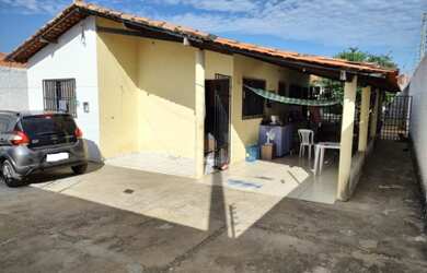 Imagem: A casa possui 3 Dormitórios, 1 Banheiro, 5 Vagas na garagem