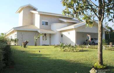 Imagem: A casa em condomínio possui 4 Dormitórios, 4 Banheiros, 5