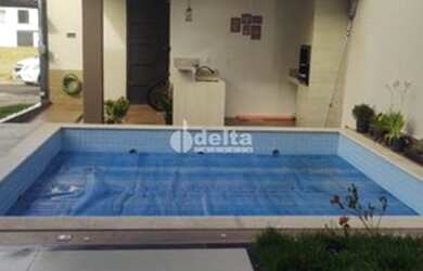 Imagem: A casa possui 4 Dormitórios, 2 Banheiros, 4 Vagas na garagem