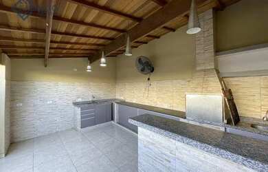 Imagem: A casa possui 2 Dormitórios, 1 Banheiro, 2 Vagas na garagem