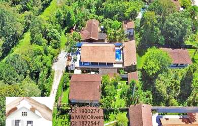 Imagem: A casa possui 4 Dormitórios, 3 Banheiros, 5 Vagas na garagem