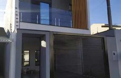 Imagem: A casa possui 3 Dormitórios, 3 Banheiros, 2 Vagas na garagem