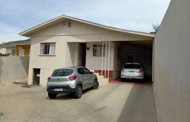 Imagem: A casa possui 3 Dormitórios, 1 Banheiro, 2 Vagas na garagem