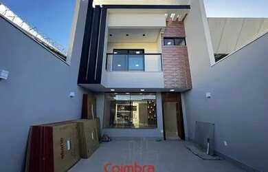 Imagem: A casa possui 2 Dormitórios, 3 Banheiros, 2 Vagas na garagem