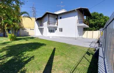 Imagem: A casa possui 3 Dormitórios, 2 Banheiros, 1 Vaga na garagem