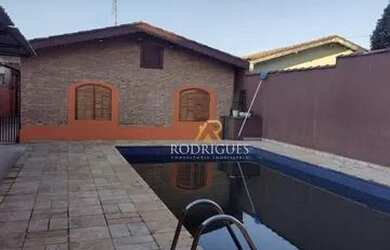 Imagem: A casa possui 3 Dormitórios, 4 Banheiros, 2 Vagas na garagem