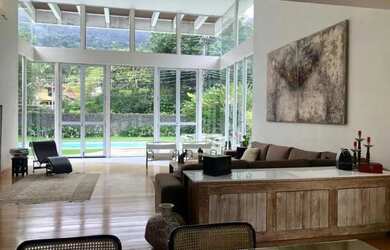 Imagem: A casa em condomínio possui 4 Dormitórios, 1 Banheiro, 4 Vagas