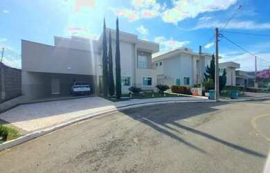 Imagem: A casa em condomínio possui 4 Dormitórios, 5 Banheiros, 4