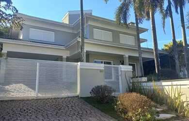 Imagem: A casa em condomínio possui 4 Dormitórios, 5 Banheiros, 4