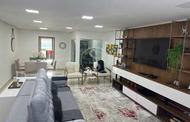 Imagem: A casa possui 4 Dormitórios, 5 Banheiros, 5 Vagas na garagem