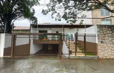 Imagem: A casa possui 3 Dormitórios, 3 Banheiros, 2 Vagas na garagem