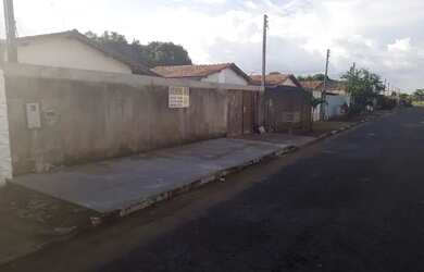 Imagem: A casa possui 2 Dormitórios, 1 Banheiro, 2 Vagas na garagem