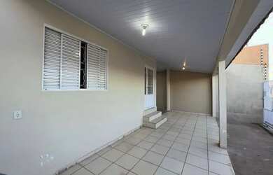 Imagem: A casa possui 3 Dormitórios, 2 Banheiros, 2 Vagas na garagem