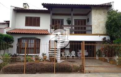 Imagem: A casa possui 5 Dormitórios, 4 Banheiros, 2 Vagas na garagem