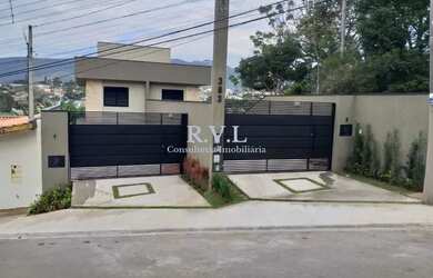 Imagem: A casa possui 3 Dormitórios, 4 Banheiros, 2 Vagas na garagem