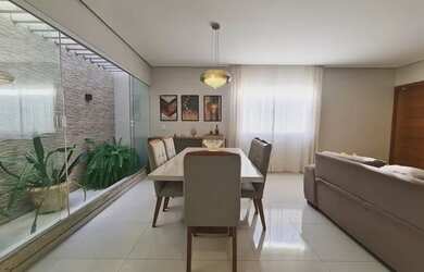 Imagem: A casa possui 3 Dormitórios, 3 Banheiros, 4 Vagas na garagem