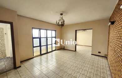 Imagem: O depósito possui 2 Vagas na garagem, 182m² de Área e está