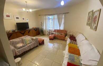 Imagem: A casa possui 4 Dormitórios, 2 Banheiros, 1 Vaga na garagem