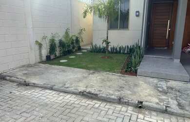 Imagem: A casa em condomínio possui 3 Dormitórios, 1 Banheiro, 2 Vagas