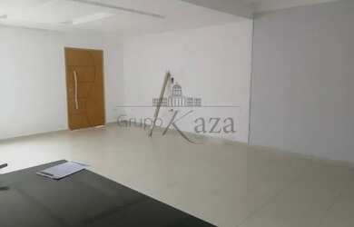 Imagem: A casa possui 4 Dormitórios, 2 Banheiros, 2 Vagas na garagem