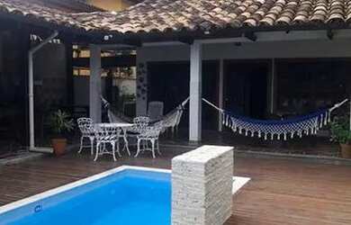 Imagem: A casa possui 4 Dormitórios, 5 Banheiros, 4 Vagas na garagem